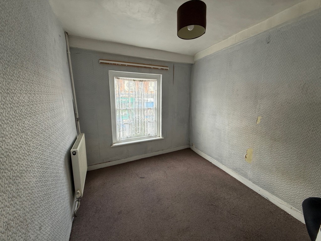 Lot: 37 - COMMERCIAL PROPERTY WITH SELF-CONTAINED SPLIT LEVEL FLAT ABOVE - First floor study or extra bedroom with window to front